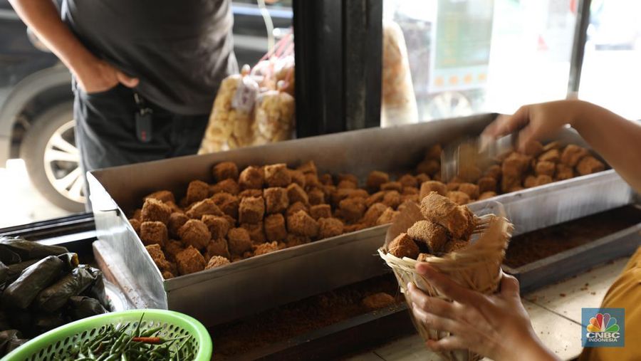 Pekerja menyelesaikan pembuatan tahu Sumedang di Kampung Bambu Duri, Desa Tonjong, Tajurhalang, Bogor, Jawa Barat, Jumat (4/10/2024). (CNBC Indonesia/Tri Susilo)