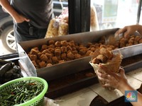 Pekerja menyelesaikan pembuatan tahu Sumedang di Kampung Bambu Duri, Desa Tonjong, Tajurhalang, Bogor, Jawa Barat, Jumat (4/10/2024). (CNBC Indonesia/Tri Susilo)