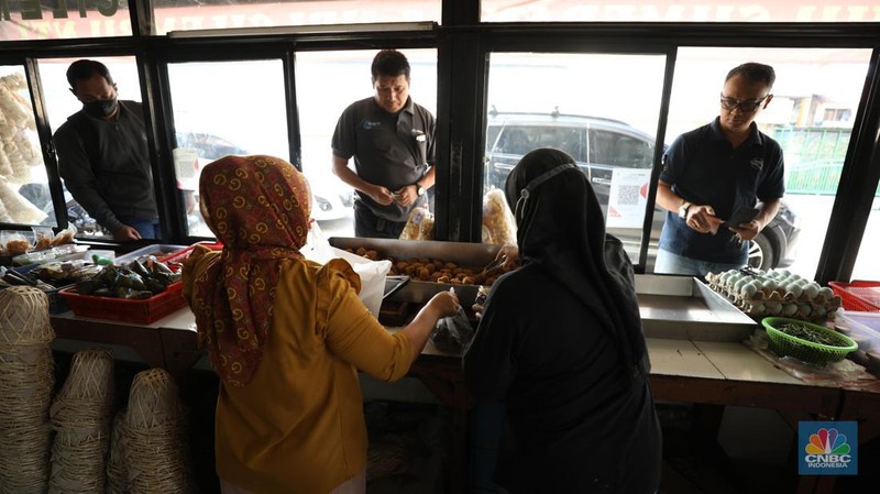 Pekerja menyelesaikan pembuatan tahu Sumedang di Kampung Bambu Duri, Desa Tonjong, Tajurhalang, Bogor, Jawa Barat, Jumat (4/10/2024). (CNBC Indonesia/Tri Susilo)