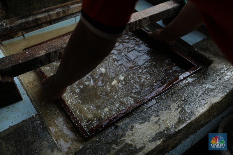 Pekerja menyelesaikan pembuatan tahu Sumedang di Kampung Bambu Duri, Desa Tonjong, Tajurhalang, Bogor, Jawa Barat, Jumat (4/10/2024). (CNBC Indonesia/Tri Susilo) Pekerja menyelesaikan pembuatan tahu Sumedang di Kampung Bambu Duri, Desa Tonjong, Tajurhalang, Bogor, Jawa Barat, Jumat (4/10/2024). (CNBC Indonesia/Tri Susilo)