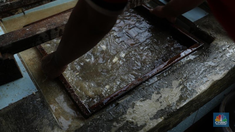 Pekerja menyelesaikan pembuatan tahu Sumedang di Kampung Bambu Duri, Desa Tonjong, Tajurhalang, Bogor, Jawa Barat, Jumat (4/10/2024). (CNBC Indonesia/Tri Susilo)