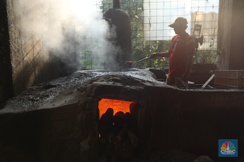 Pekerja menyelesaikan pembuatan tahu Sumedang di Kampung Bambu Duri, Desa Tonjong, Tajurhalang, Bogor, Jawa Barat, Jumat (4/10/2024). (CNBC Indonesia/Tri Susilo)
