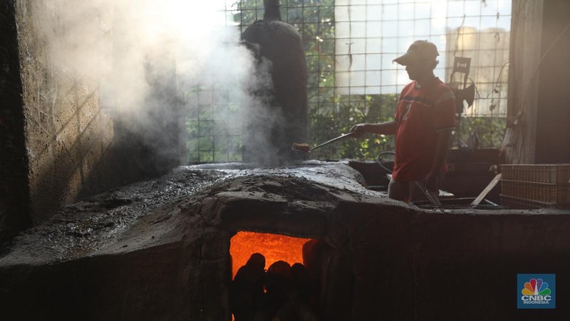 Pekerja menyelesaikan pembuatan tahu Sumedang di Kampung Bambu Duri, Desa Tonjong, Tajurhalang, Bogor, Jawa Barat, Jumat (4/10/2024). (CNBC Indonesia/Tri Susilo)