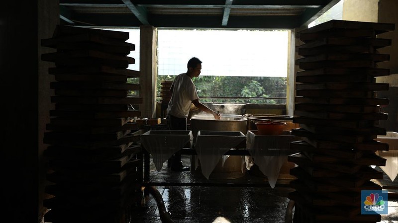 Pekerja menyelesaikan pembuatan tahu Sumedang di Kampung Bambu Duri, Desa Tonjong, Tajurhalang, Bogor, Jawa Barat, Jumat (4/10/2024). (CNBC Indonesia/Tri Susilo)