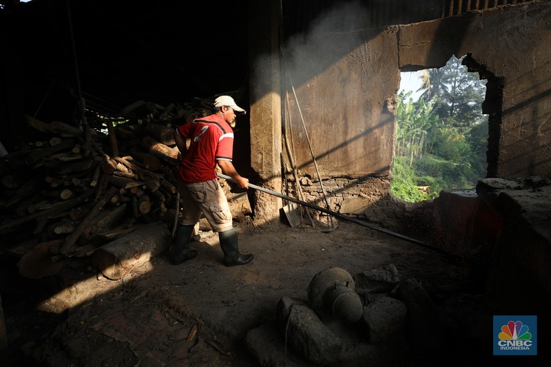 Pekerja menyelesaikan pembuatan tahu Sumedang di Kampung Bambu Duri, Desa Tonjong, Tajurhalang, Bogor, Jawa Barat, Jumat (4/10/2024). (CNBC Indonesia/Tri Susilo) Pekerja menyelesaikan pembuatan tahu Sumedang di Kampung Bambu Duri, Desa Tonjong, Tajurhalang, Bogor, Jawa Barat, Jumat (4/10/2024). (CNBC Indonesia/Tri Susilo)
