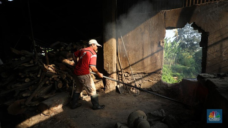 Pekerja menyelesaikan pembuatan tahu Sumedang di Kampung Bambu Duri, Desa Tonjong, Tajurhalang, Bogor, Jawa Barat, Jumat (4/10/2024). (CNBC Indonesia/Tri Susilo)