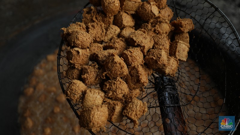Pekerja menyelesaikan pembuatan tahu Sumedang di Kampung Bambu Duri, Desa Tonjong, Tajurhalang, Bogor, Jawa Barat, Jumat (4/10/2024). (CNBC Indonesia/Tri Susilo) Pekerja menyelesaikan pembuatan tahu Sumedang di Kampung Bambu Duri, Desa Tonjong, Tajurhalang, Bogor, Jawa Barat, Jumat (4/10/2024). (CNBC Indonesia/Tri Susilo)