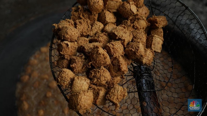 Pekerja menyelesaikan pembuatan tahu Sumedang di Kampung Bambu Duri, Desa Tonjong, Tajurhalang, Bogor, Jawa Barat, Jumat (4/10/2024). (CNBC Indonesia/Tri Susilo)