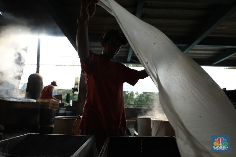 Pekerja menyelesaikan pembuatan tahu Sumedang di Kampung Bambu Duri, Desa Tonjong, Tajurhalang, Bogor, Jawa Barat, Jumat (4/10/2024). (CNBC Indonesia/Tri Susilo)