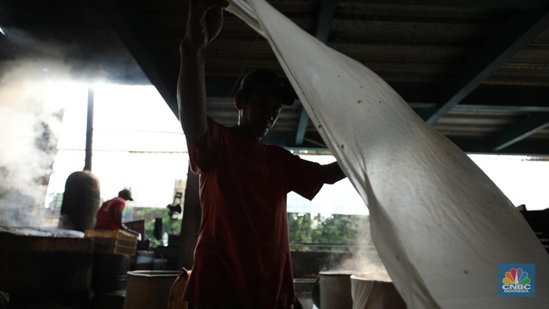 Pekerja menyelesaikan pembuatan tahu Sumedang di Kampung Bambu Duri, Desa Tonjong, Tajurhalang, Bogor, Jawa Barat, Jumat (4/10/2024). (CNBC Indonesia/Tri Susilo)