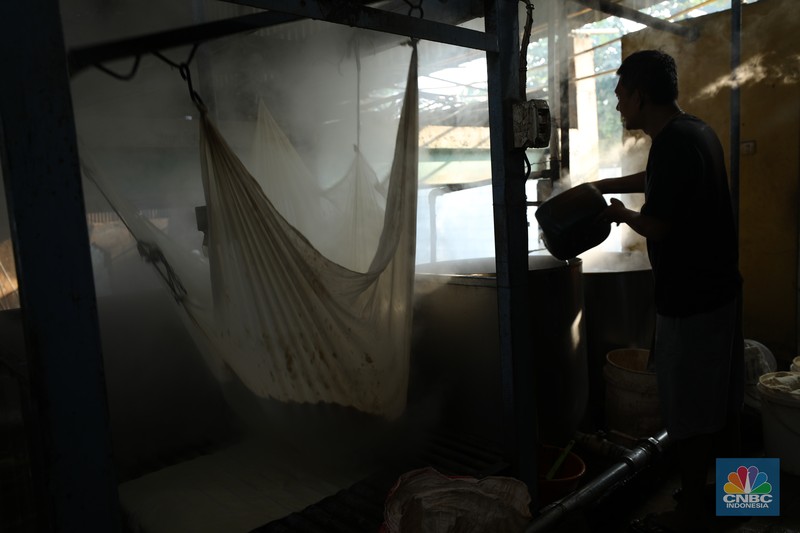 Pekerja menyelesaikan pembuatan tahu Sumedang di Kampung Bambu Duri, Desa Tonjong, Tajurhalang, Bogor, Jawa Barat, Jumat (4/10/2024). (CNBC Indonesia/Tri Susilo) Pekerja menyelesaikan pembuatan tahu Sumedang di Kampung Bambu Duri, Desa Tonjong, Tajurhalang, Bogor, Jawa Barat, Jumat (4/10/2024). (CNBC Indonesia/Tri Susilo)