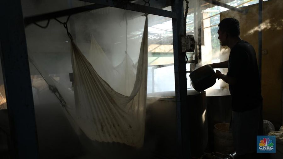 Pekerja menyelesaikan pembuatan tahu Sumedang di Kampung Bambu Duri, Desa Tonjong, Tajurhalang, Bogor, Jawa Barat, Jumat (4/10/2024). (CNBC Indonesia/Tri Susilo)