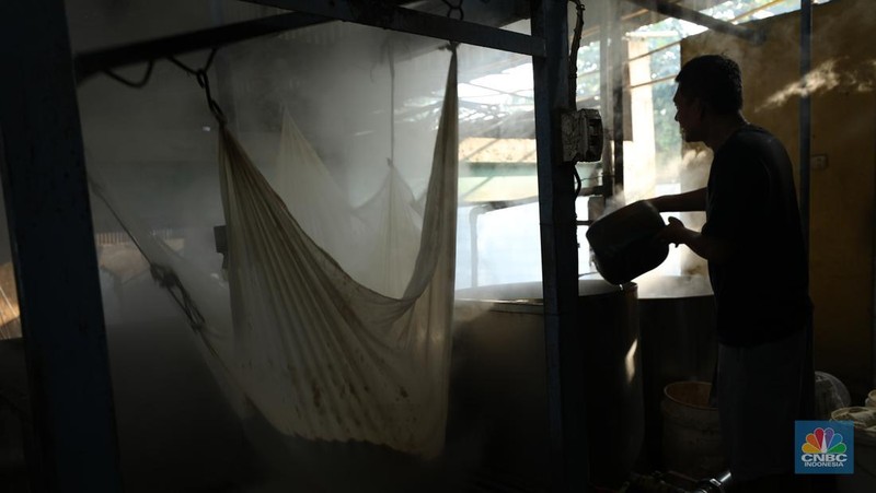 Pekerja menyelesaikan pembuatan tahu Sumedang di Kampung Bambu Duri, Desa Tonjong, Tajurhalang, Bogor, Jawa Barat, Jumat (4/10/2024). (CNBC Indonesia/Tri Susilo)