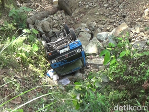 Ngeri! Pikap Angkut Sayur Terjun ke Jurang Sedalam 30 Meter di Lumajang