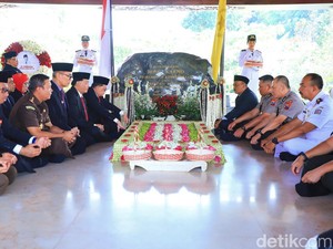 Pj Gubernur Ziarah ke Makam Bung Karno Jelang Hari Jadi ke-79 Pemprov Jatim