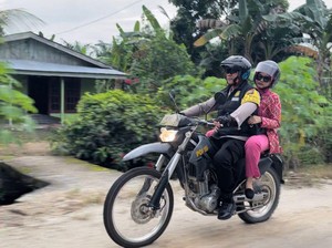 Pakai Trail, Polisi di Inhu Ajak Istri Sosialisasi Pilkada Damai-Bagikan Bantuan