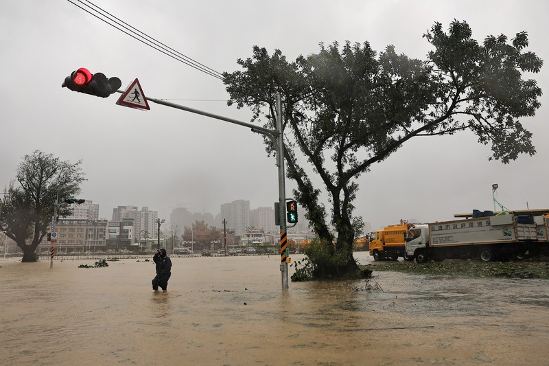 Orang-orang membersihkan jalan setelah Topan Krathon mendarat di Kaohsiung, Taiwan, 4 Oktober 2024. Orang-orang membersihkan jalan setelah Topan Krathon mendarat di Kaohsiung, Taiwan, 4 Oktober 2024. (REUTERS/Ann Wang)