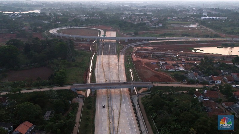 Suasana tol Serpong Balaraja (Serbaraja) Seksi 1B (Simpang Susun CBD - Simpang Susun Legok) yang beroperasi fungsional sepanjang 5,15 Km ini diharapkan dapat memperkuat konektivitas antara pusat ekonomi di wilayah Kabupaten Tangerang dan mempersingkat waktu tempuh dari dan menuju Jakarta. (CNBC Indonesia/Muhammad Sabki)