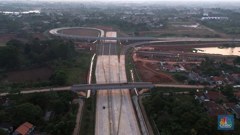 Suasana tol Serpong Balaraja (Serbaraja) Seksi 1B (Simpang Susun CBD - Simpang Susun Legok) yang beroperasi fungsional sepanjang 5,15 Km ini diharapkan dapat memperkuat konektivitas antara pusat ekonomi di wilayah Kabupaten Tangerang dan mempersingkat waktu tempuh dari dan menuju Jakarta. (CNBC Indonesia/Muhammad Sabki)