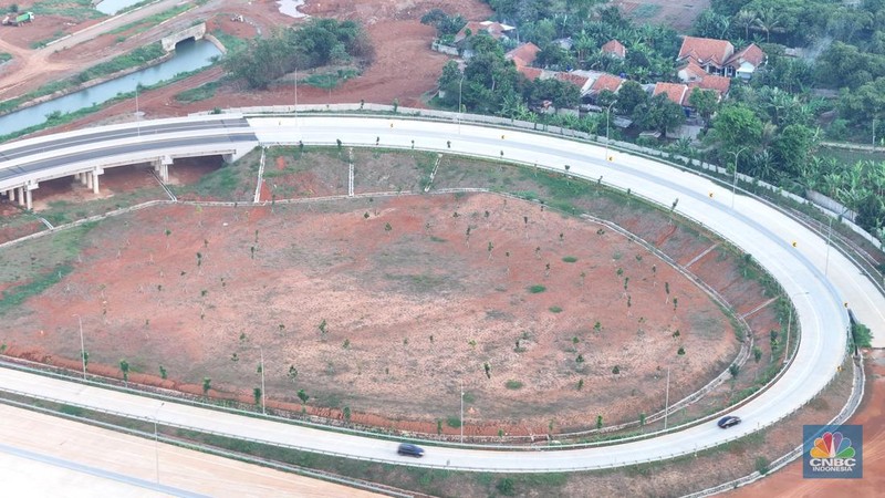 Suasana tol Serpong Balaraja (Serbaraja) Seksi 1B (Simpang Susun CBD - Simpang Susun Legok) yang beroperasi fungsional sepanjang 5,15 Km ini diharapkan dapat memperkuat konektivitas antara pusat ekonomi di wilayah Kabupaten Tangerang dan mempersingkat waktu tempuh dari dan menuju Jakarta. (CNBC Indonesia/Muhammad Sabki)