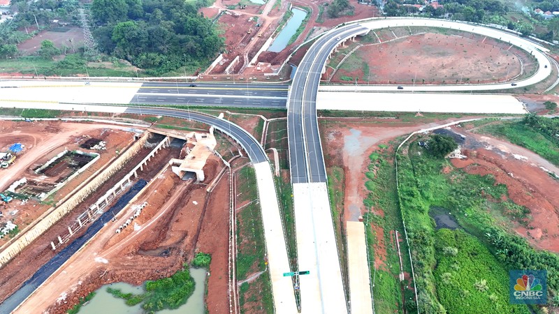 Suasana tol Serpong Balaraja (Serbaraja) Seksi 1B (Simpang Susun CBD - Simpang Susun Legok) yang beroperasi fungsional sepanjang 5,15 Km ini diharapkan dapat memperkuat konektivitas antara pusat ekonomi di wilayah Kabupaten Tangerang dan mempersingkat waktu tempuh dari dan menuju Jakarta. (CNBC Indonesia/Muhammad Sabki)