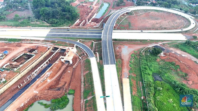 Suasana tol Serpong Balaraja (Serbaraja) Seksi 1B (Simpang Susun CBD - Simpang Susun Legok) yang beroperasi fungsional sepanjang 5,15 Km ini diharapkan dapat memperkuat konektivitas antara pusat ekonomi di wilayah Kabupaten Tangerang dan mempersingkat waktu tempuh dari dan menuju Jakarta. (CNBC Indonesia/Muhammad Sabki)