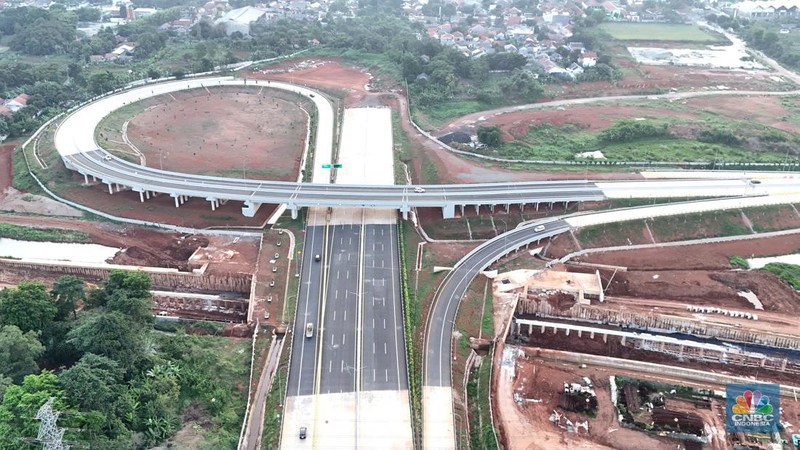 Suasana tol Serpong Balaraja (Serbaraja) Seksi 1B (Simpang Susun CBD - Simpang Susun Legok) yang beroperasi fungsional sepanjang 5,15 Km ini diharapkan dapat memperkuat konektivitas antara pusat ekonomi di wilayah Kabupaten Tangerang dan mempersingkat waktu tempuh dari dan menuju Jakarta. (CNBC Indonesia/Muhammad Sabki)