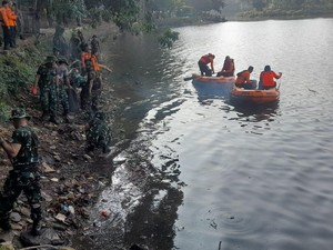 Sambut HUT TNI, Kodam Siliwangi Kerahkan Prajurit Bersihkan Situ di Bogor