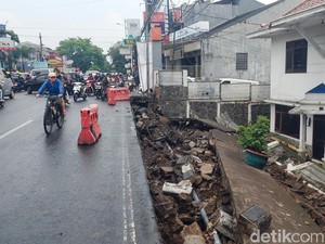 Trotoar Sepanjang 20 Meter di Cimahi Ambles Diterjang Hujan