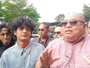 Vadel Badjideh Jalani Pemeriksaan Didampingi Kakak dan Orang Tua
