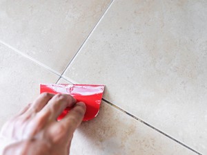 Tips Membersihkan Nat Keramik yang Menghitam, Pakai Bahan di Rumah Aja!