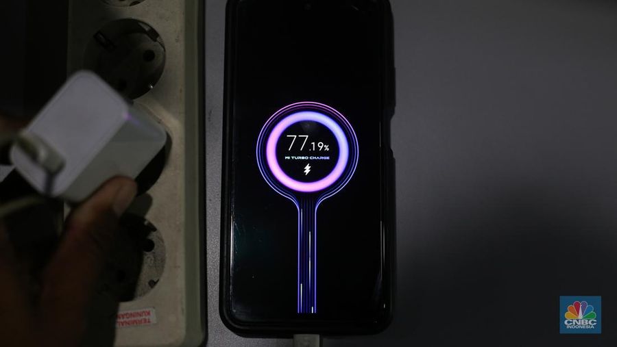 Ilustrasi Adapter Pengisian Daya Handphone. (CNBC Indonesia/Tias Budiarto)
