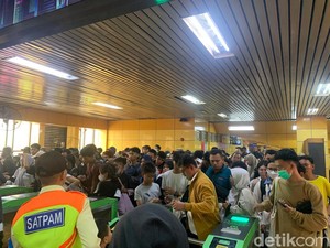 Warga Kaget Stasiun Gondangdia Padat: Mungkin Ramai ke HUT TNI di Monas