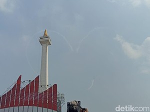 Manuver Tim Jupiter di HUT TNI, Bentuk Love Sign di Langit Monas
