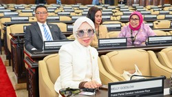 Momen Lucu Melly Goeslaw Kepagian Ngantor di Senayan