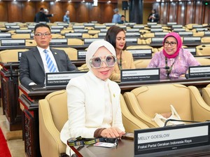 Di Rapat 3 Menteri, Melly Goeslaw Nyanyi Lagu Gantung Versi Anggaran