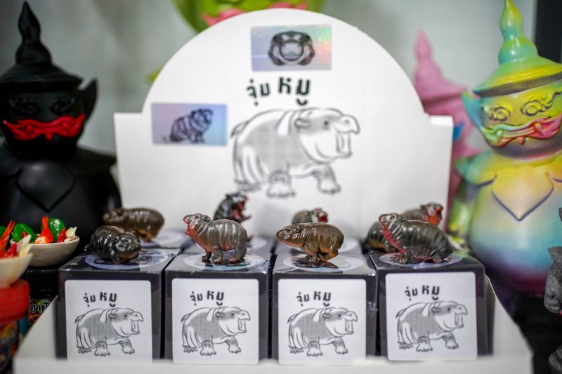 Kue Moo Deng (kue berbentuk kuda nil kerdil yang baru-baru ini menjadi sensasi internet viral) dipajang di Vetmon Cafe (Magic Cafe) di Bangkok, Thailand, 25 September 2024. Kue Moo Deng (kue berbentuk kuda nil kerdil yang baru-baru ini menjadi sensasi internet viral) dipajang di Vetmon Cafe (Magic Cafe) di Bangkok, Thailand, 25 September 2024. (REUTERS/Athit Perawongmetha)