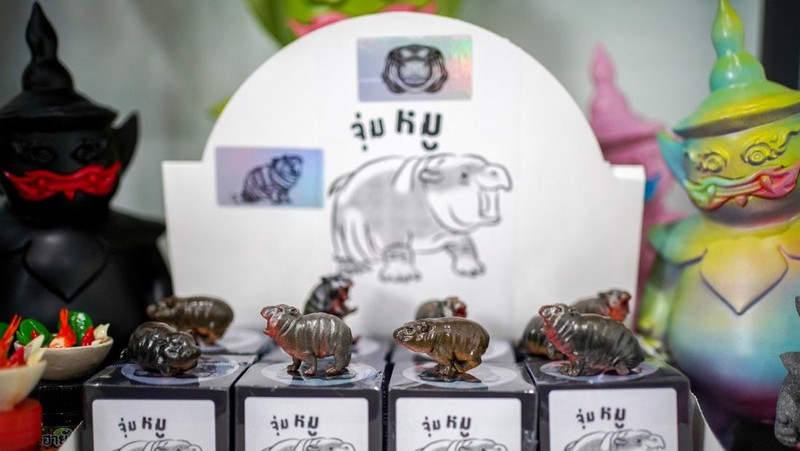 Kue Moo Deng (kue berbentuk kuda nil kerdil yang baru-baru ini menjadi sensasi internet viral) dipajang di Vetmon Cafe (Magic Cafe) di Bangkok, Thailand, 25 September 2024. (REUTERS/Athit Perawongmetha)