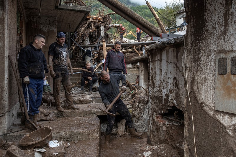 Petugas penyelamat membersihkan puing-puing setelah tanah longsor di desa Donja Jablanica yang banjir, Bosnia dan Herzegovina, 5 Oktober 2024. Petugas penyelamat membersihkan puing-puing setelah tanah longsor di desa Donja Jablanica yang banjir, Bosnia dan Herzegovina, 5 Oktober 2024. (REUTERS/Marko Djurica)
