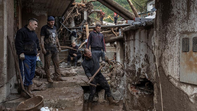 Petugas penyelamat membersihkan puing-puing setelah tanah longsor di desa Donja Jablanica yang banjir, Bosnia dan Herzegovina, 5 Oktober 2024. (REUTERS/Marko Djurica)