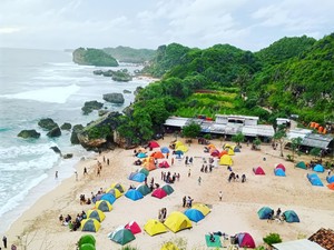 Pantai Ngrumput Gunungkidul, Cocok untuk Camping dan Berburu Sunset-Sunrise
