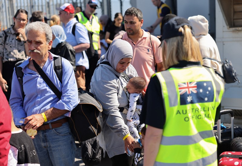 Warga negara Australia yang dievakuasi dari Lebanon, karena permusuhan yang sedang berlangsung antara Hizbullah dan pasukan Israel, tiba di Bandara Internasional Larnaca, di Larnaca, Siprus, 5 Oktober 2024. Warga negara Australia yang dievakuasi dari Lebanon, karena permusuhan yang sedang berlangsung antara Hizbullah dan pasukan Israel, tiba di Bandara Internasional Larnaca, di Larnaca, Siprus, 5 Oktober 2024. (REUTERS/Yiannis Kourtoglou)