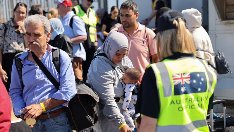 Warga negara Australia yang dievakuasi dari Lebanon, karena permusuhan yang sedang berlangsung antara Hizbullah dan pasukan Israel, tiba di Bandara Internasional Larnaca, di Larnaca, Siprus, 5 Oktober 2024. (REUTERS/Yiannis Kourtoglou)