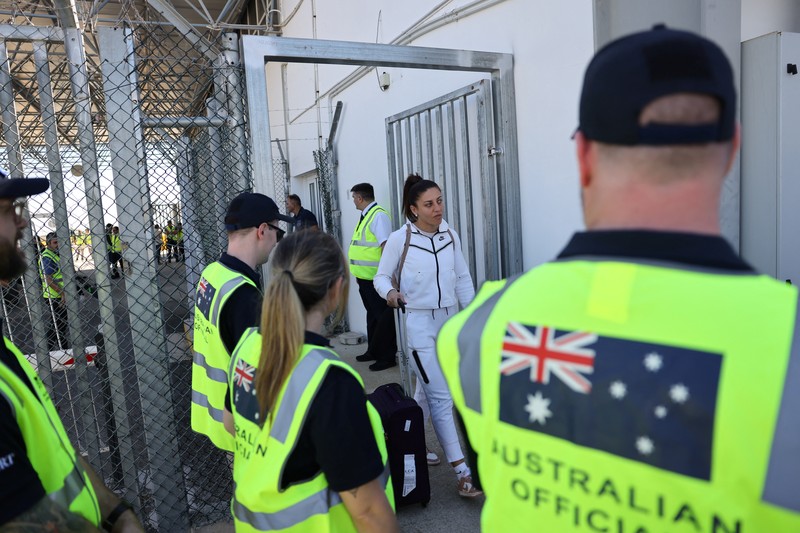 Warga negara Australia yang dievakuasi dari Lebanon, karena permusuhan yang sedang berlangsung antara Hizbullah dan pasukan Israel, tiba di Bandara Internasional Larnaca, di Larnaca, Siprus, 5 Oktober 2024. Warga negara Australia yang dievakuasi dari Lebanon, karena permusuhan yang sedang berlangsung antara Hizbullah dan pasukan Israel, tiba di Bandara Internasional Larnaca, di Larnaca, Siprus, 5 Oktober 2024. (REUTERS/Yiannis Kourtoglou)