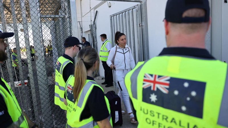 Warga negara Australia yang dievakuasi dari Lebanon, karena permusuhan yang sedang berlangsung antara Hizbullah dan pasukan Israel, tiba di Bandara Internasional Larnaca, di Larnaca, Siprus, 5 Oktober 2024. (REUTERS/Yiannis Kourtoglou)