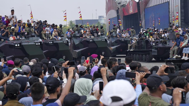 Personel Pasukan Khusus Militer Indonesia berbaris selama perayaan HUT ke-79 Militer Indonesia di kompleks Monumen Nasional (Monas) di Jakarta, Indonesia, 5 Oktober 2024. (REUTERS/Ajeng Dinar Ulfiana)