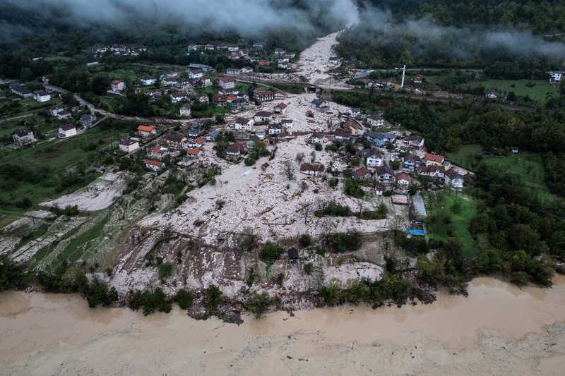 Petugas penyelamat membersihkan puing-puing setelah tanah longsor di desa Donja Jablanica yang banjir, Bosnia dan Herzegovina, 5 Oktober 2024. Petugas penyelamat membersihkan puing-puing setelah tanah longsor di desa Donja Jablanica yang banjir, Bosnia dan Herzegovina, 5 Oktober 2024. (REUTERS/Marko Djurica)