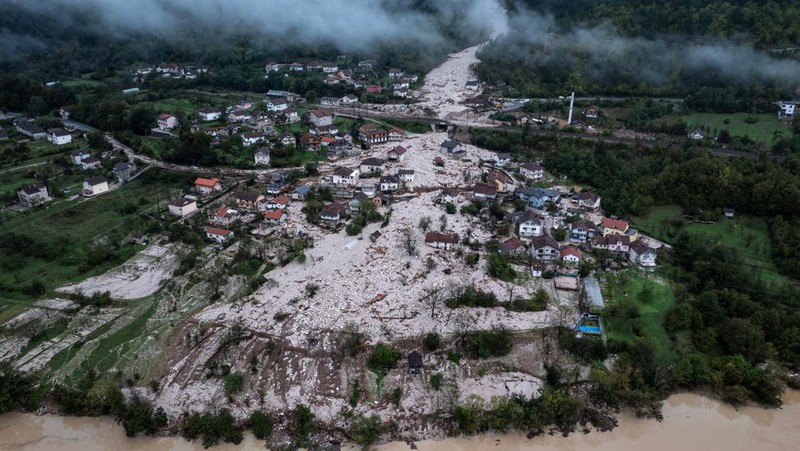 Petugas penyelamat membersihkan puing-puing setelah tanah longsor di desa Donja Jablanica yang banjir, Bosnia dan Herzegovina, 5 Oktober 2024. (REUTERS/Marko Djurica)