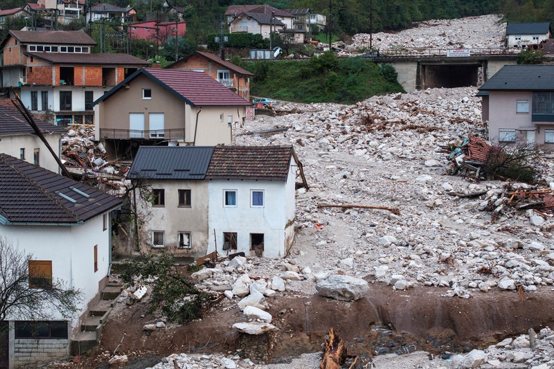 Petugas penyelamat membersihkan puing-puing setelah tanah longsor di desa Donja Jablanica yang banjir, Bosnia dan Herzegovina, 5 Oktober 2024. Petugas penyelamat membersihkan puing-puing setelah tanah longsor di desa Donja Jablanica yang banjir, Bosnia dan Herzegovina, 5 Oktober 2024. (REUTERS/Marko Djurica)