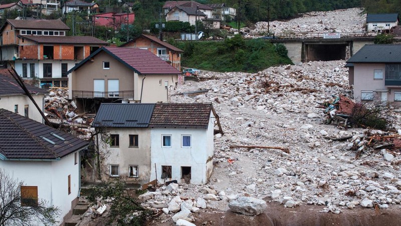 Petugas penyelamat membersihkan puing-puing setelah tanah longsor di desa Donja Jablanica yang banjir, Bosnia dan Herzegovina, 5 Oktober 2024. (REUTERS/Marko Djurica)